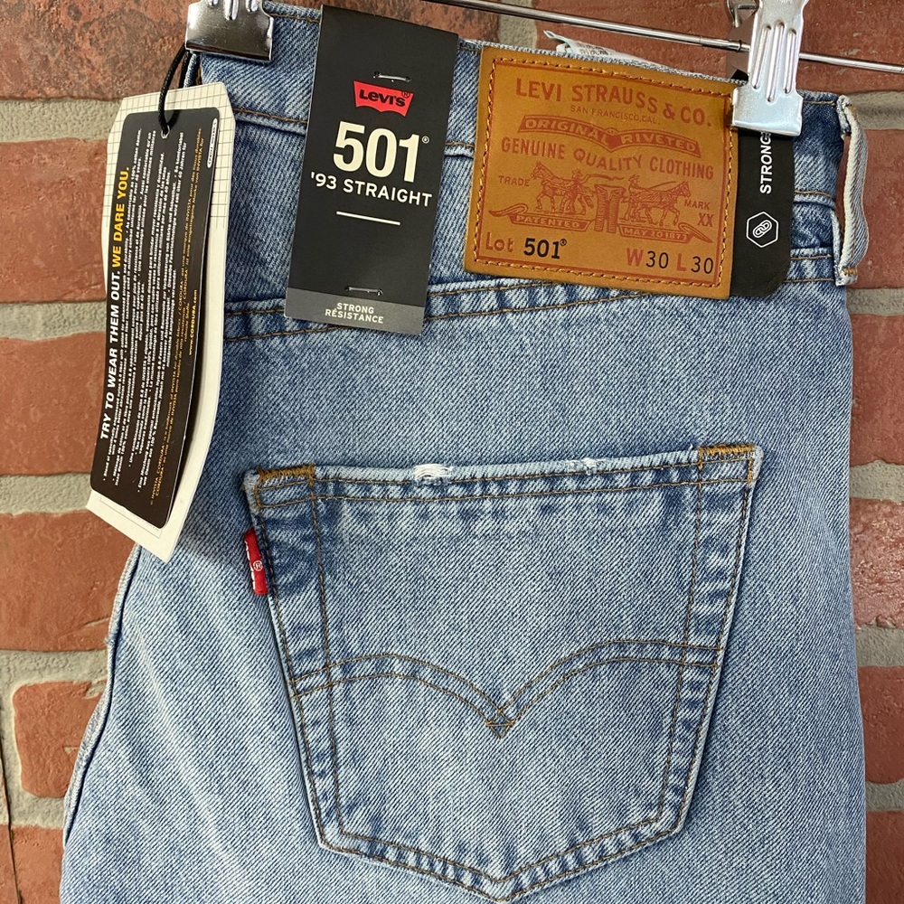 AUTHENTIC MEN LEVIS 501 JEANS!! Different sizes!
